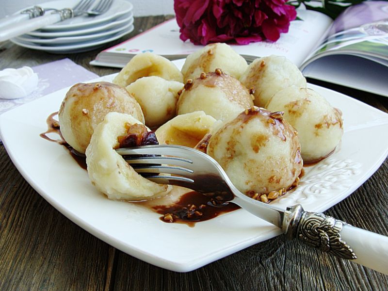 Knedle ze śliwkami i polewą czekoladową z orzecham