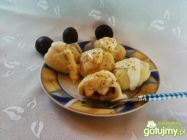 Knedle ze śliwkami i śmietaną.