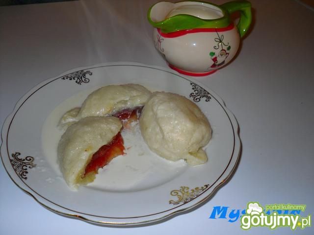 Knedle ze śliwkami i śmietaną Knedle ze śliwkami i śmietaną
