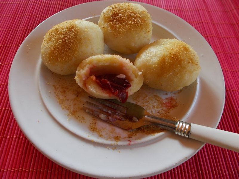 Knedle ze śliwkami polewane miodem