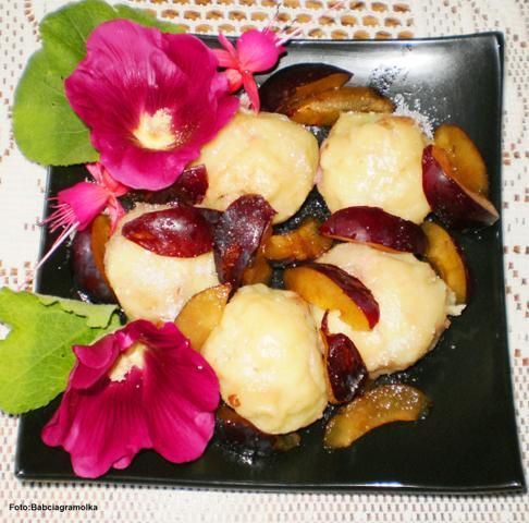 Knedle ze śliwkami  z parowaru :