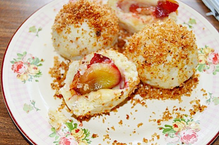 Knedle ze śliwkami z płatkami owsianymi i posypką