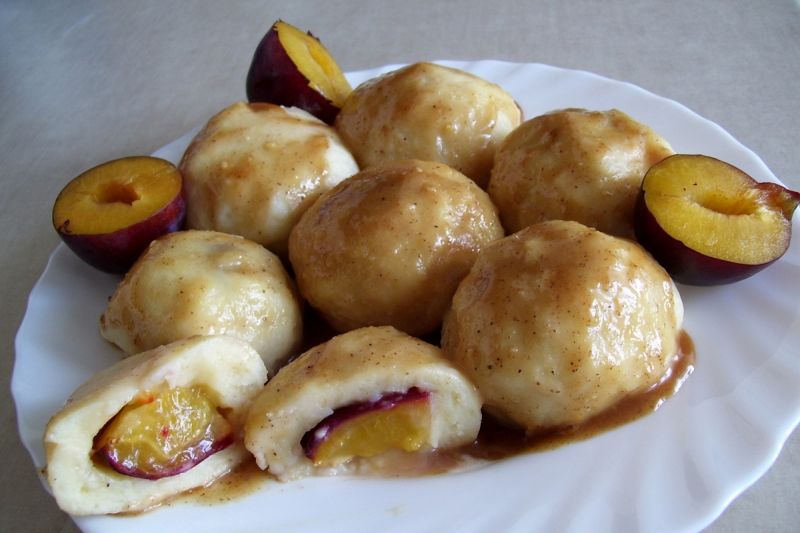 Knedle ze śliwkami z polewą orzechową Knedle ze śliwkami z polewą orzechową