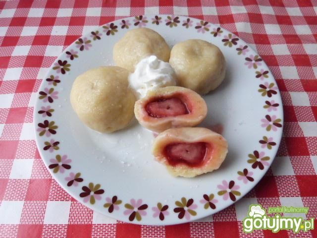 Knedle ziemniaczane truskawkami