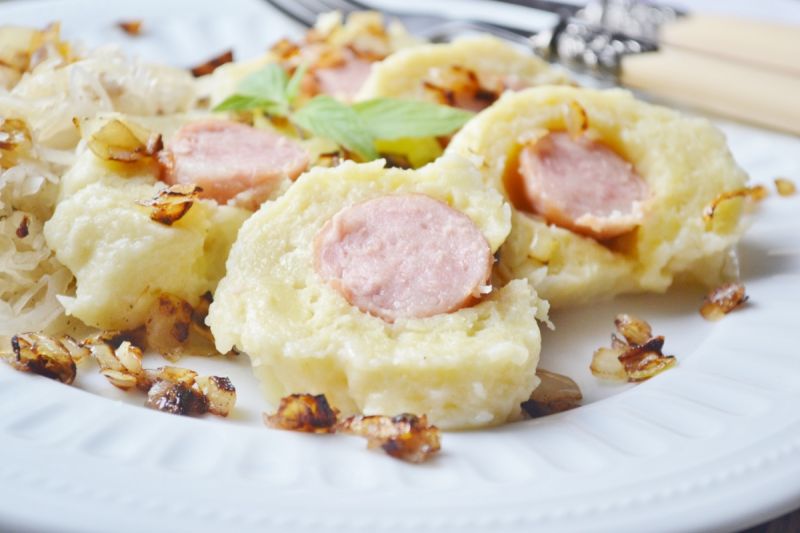 Knedle ziemniaczane z kiełbasą i kiszoną kapustą