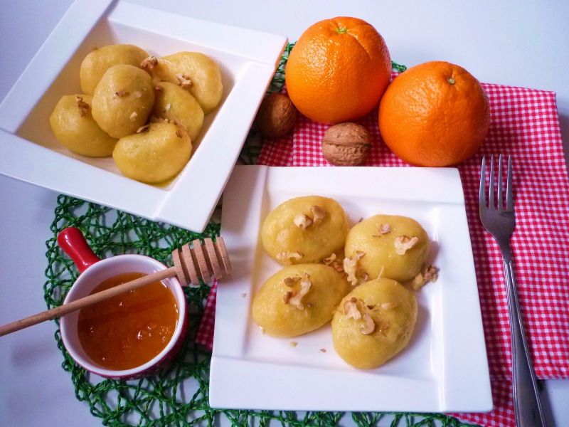 Knedle ziemniaczano-dyniowe z bakaliami i śliwkami Knedle ziemniaczano-dyniowe z bakaliami i śliwkami