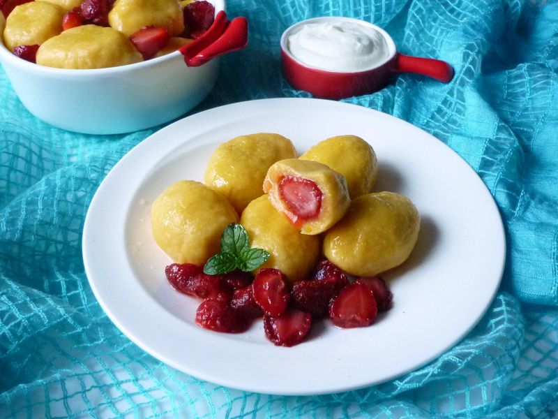 Knedle ziemniaczano-dyniowe z truskawkami Knedle ziemniaczano-dyniowe z truskawkami