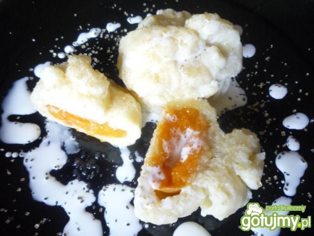 Knedle ziemniaczano-serowe z morelami