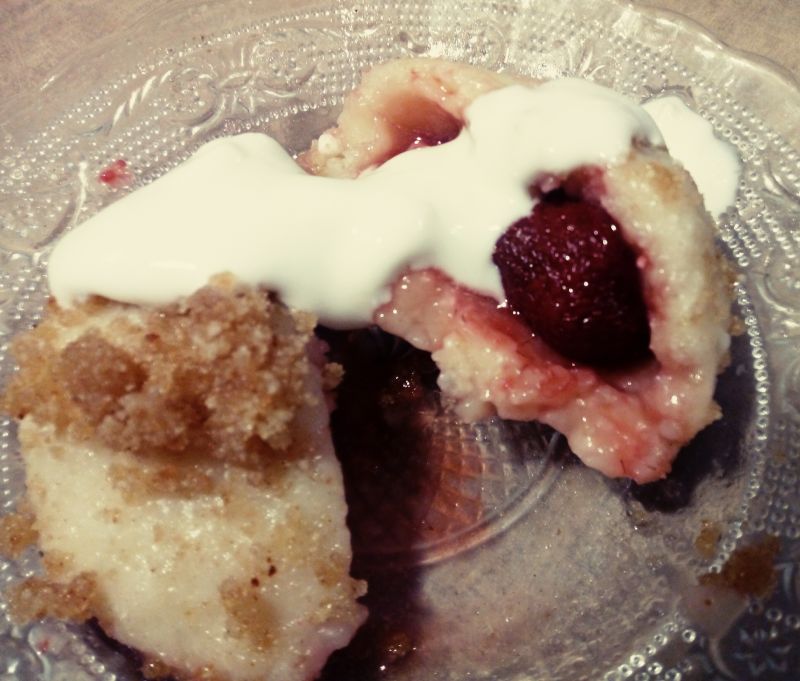 Knedle ziemniaczano - serowe z truskawkami