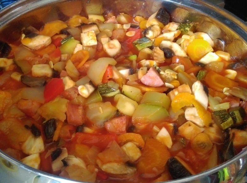 Kociołek warzywny z kiełbasą