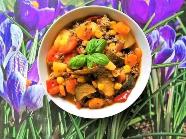 Kociołek warzywny z mięsem mielonym