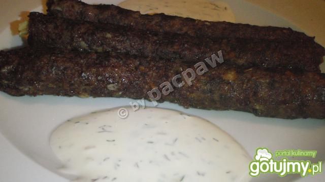 Kofta kebab z dziczyzny z sosem
