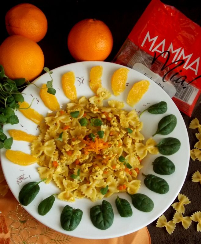 Kokardki w kurczakowym   ragu' z  pomarańczami