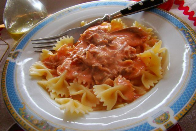 Kokardki w sosie pomidorowym z indykiem