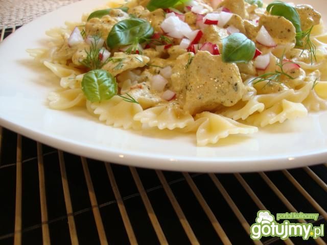 Kokardki w sosie śmietanowym z bazylią Kokardki w sosie śmietanowym z bazylią