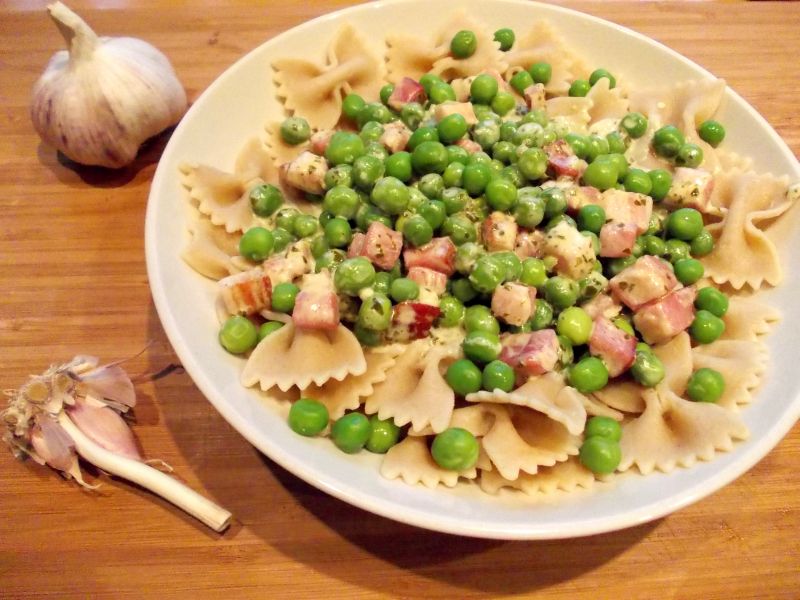 Kokardki w sosie śmietanowym z pesto i boczkiem