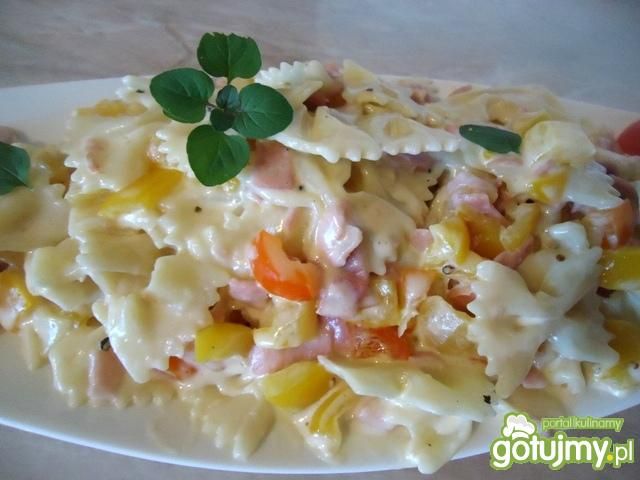 Kokardki w sosie z szynką i papryką