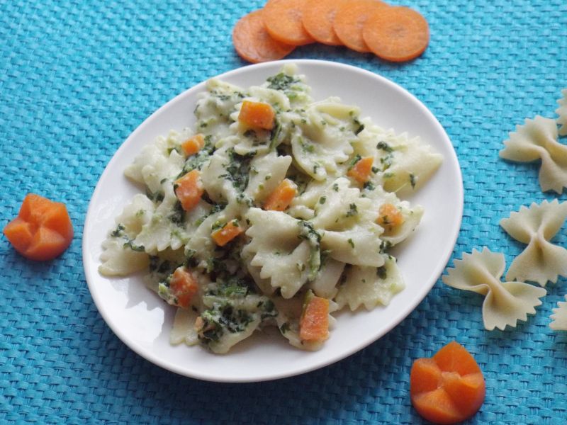 Kokardki w sosie ze szpinakiem i marchewką