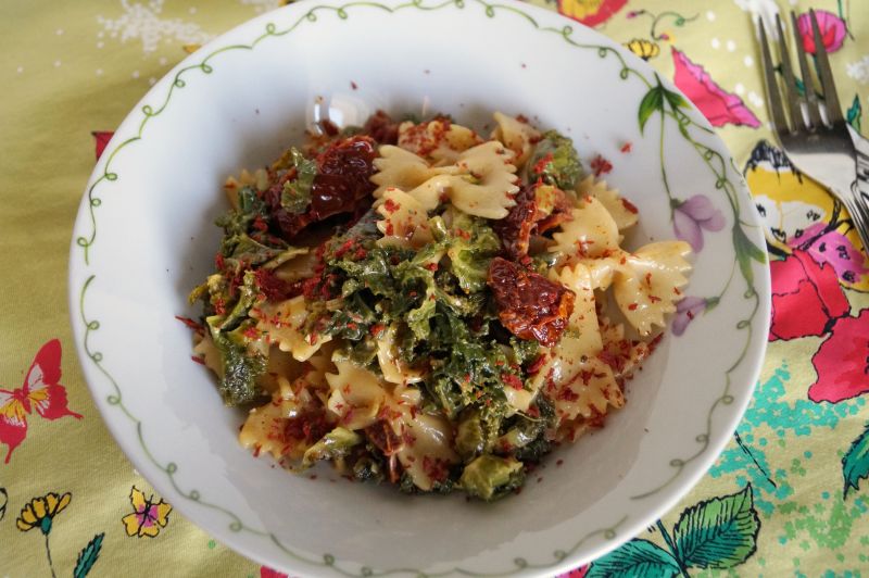 Kokardki z jarmużem i suszonymi pomidorami Kokardki z jarmużem i suszonymi pomidorami