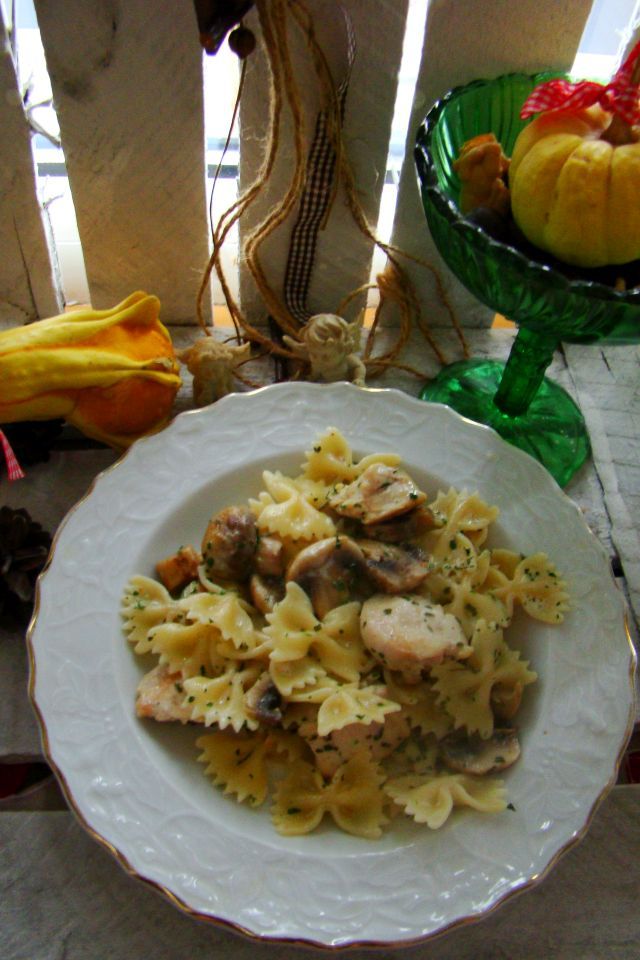 Kokardki z kurczakiem i pieczarkami Kokardki z kurczakiem i pieczarkami