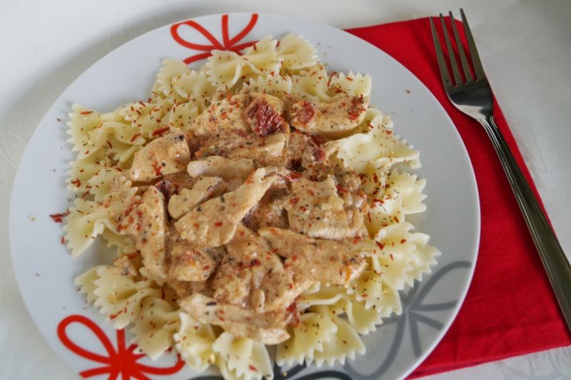 Kokardki z kurczakiem i suszonymi pomidorami