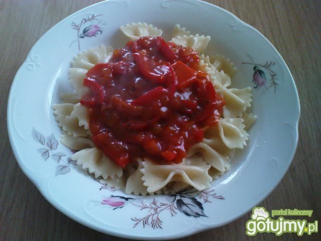 Kokardki z sosem spaghetti i papryką. Kokardki z sosem spaghetti i papryką.