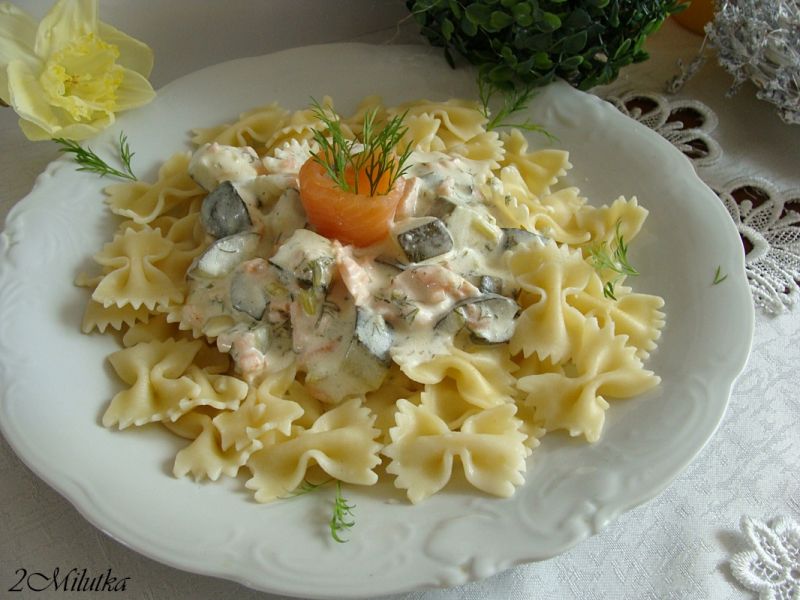 Kokardki z sosem z łososia i cukinii Kokardki z sosem z łososia i cukinii