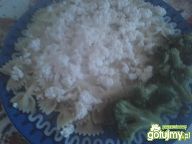 Kokardki z twarogiem i brokułami Kokardki z twarogiem i brokułami