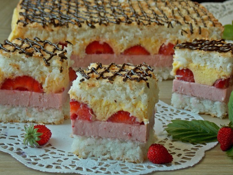 Kokosek z truskawkami i brzoskwiniami Kokosek z truskawkami i brzoskwiniami