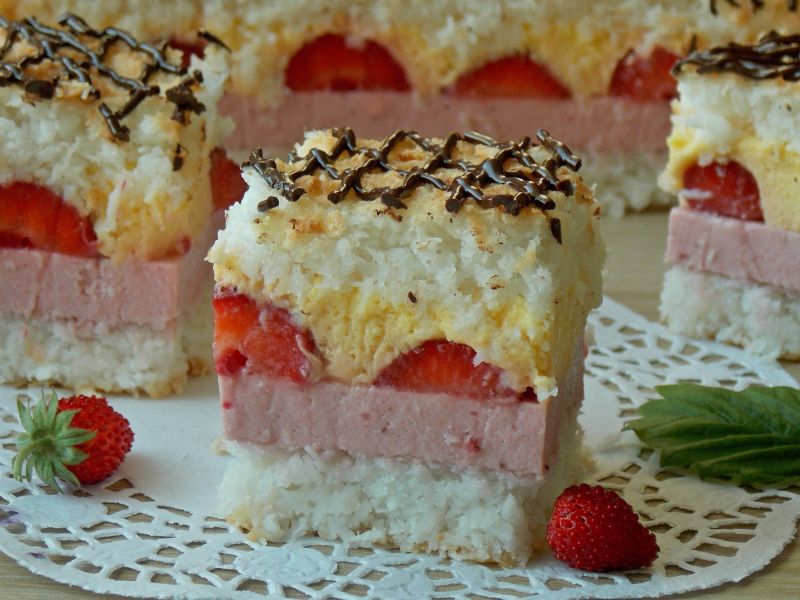 Kokosek z truskawkami i brzoskwiniami Kokosek z truskawkami i brzoskwiniami