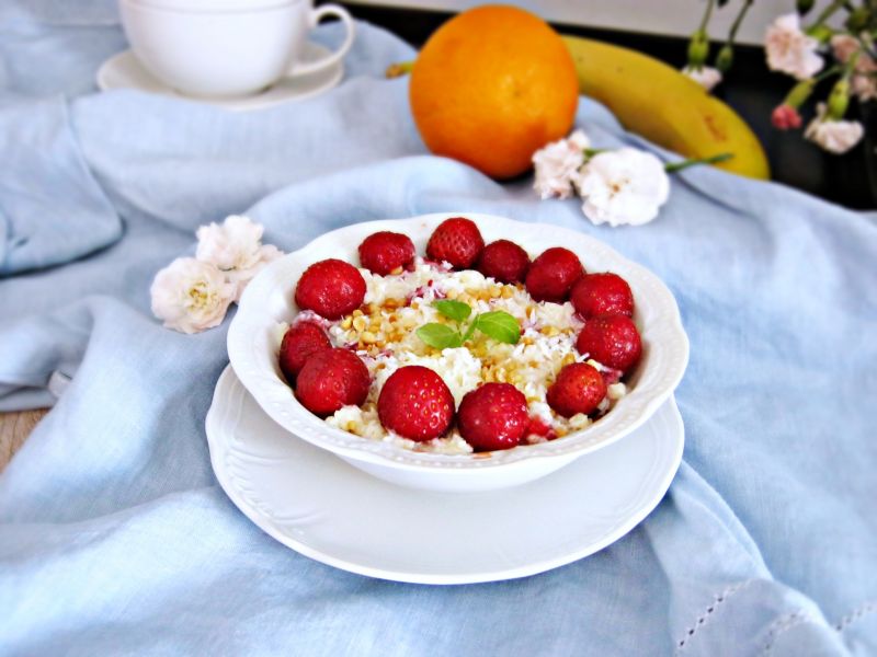 Kokosowa jaglanka z truskawkami i orzechami Kokosowa jaglanka z truskawkami i orzechami