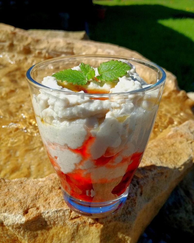 Kokosowa kasza jaglana z rabarbarem i truskawkami