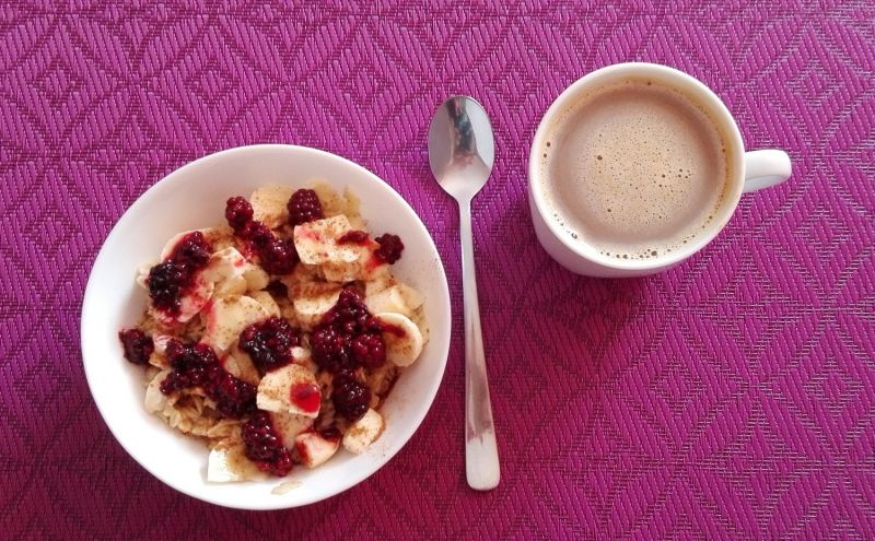 Kokosowa owsianka z jeżynami 