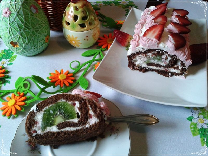 Kokosowa rolada z truskawkami i kiwi  Kokosowa rolada z truskawkami i kiwi