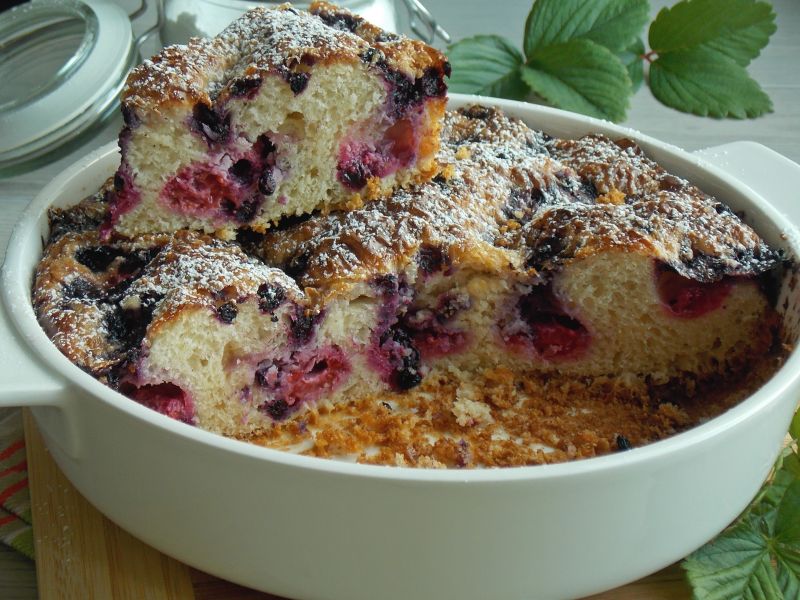 Kokosowe ciasto drożdżowe z jagodami i malinami 