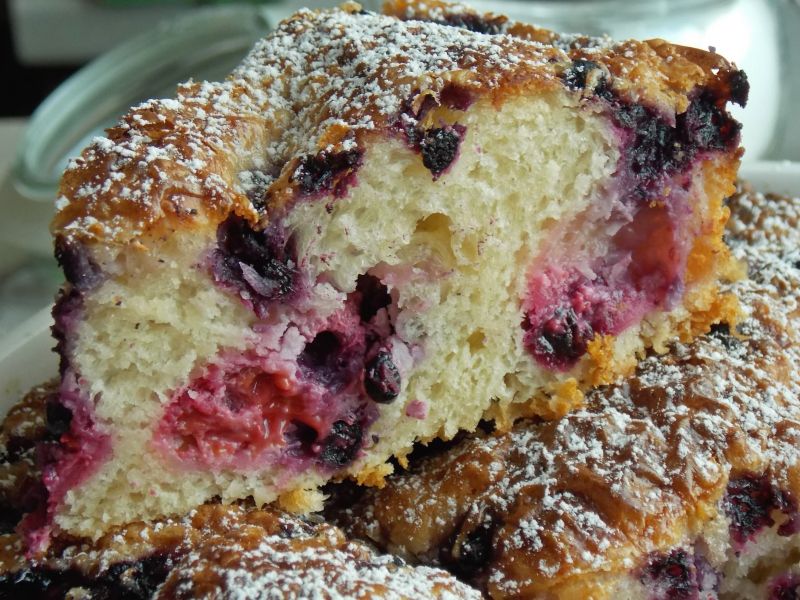 Kokosowe ciasto drożdżowe z jagodami i malinami 