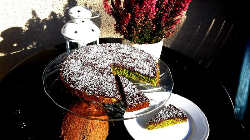 Kokosowe ciasto Rafaello ze szpinaku i ciecierzycy Kokosowe ciasto Rafaello ze szpinaku i ciecierzycy