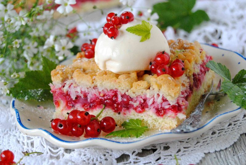 Kokosowe ciasto z porzeczkami i lodami