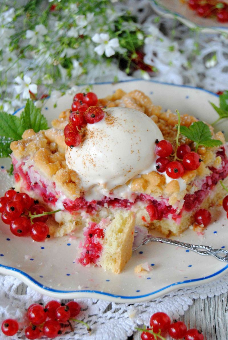 Kokosowe ciasto z porzeczkami i lodami