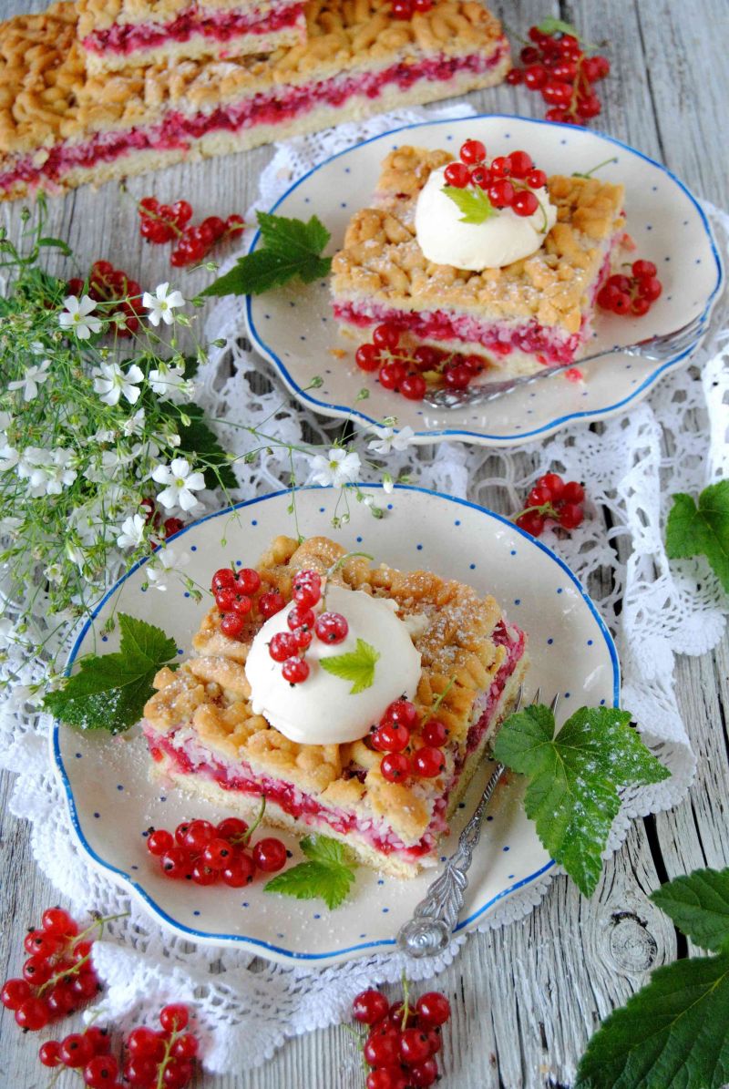 Kokosowe ciasto z porzeczkami i lodami