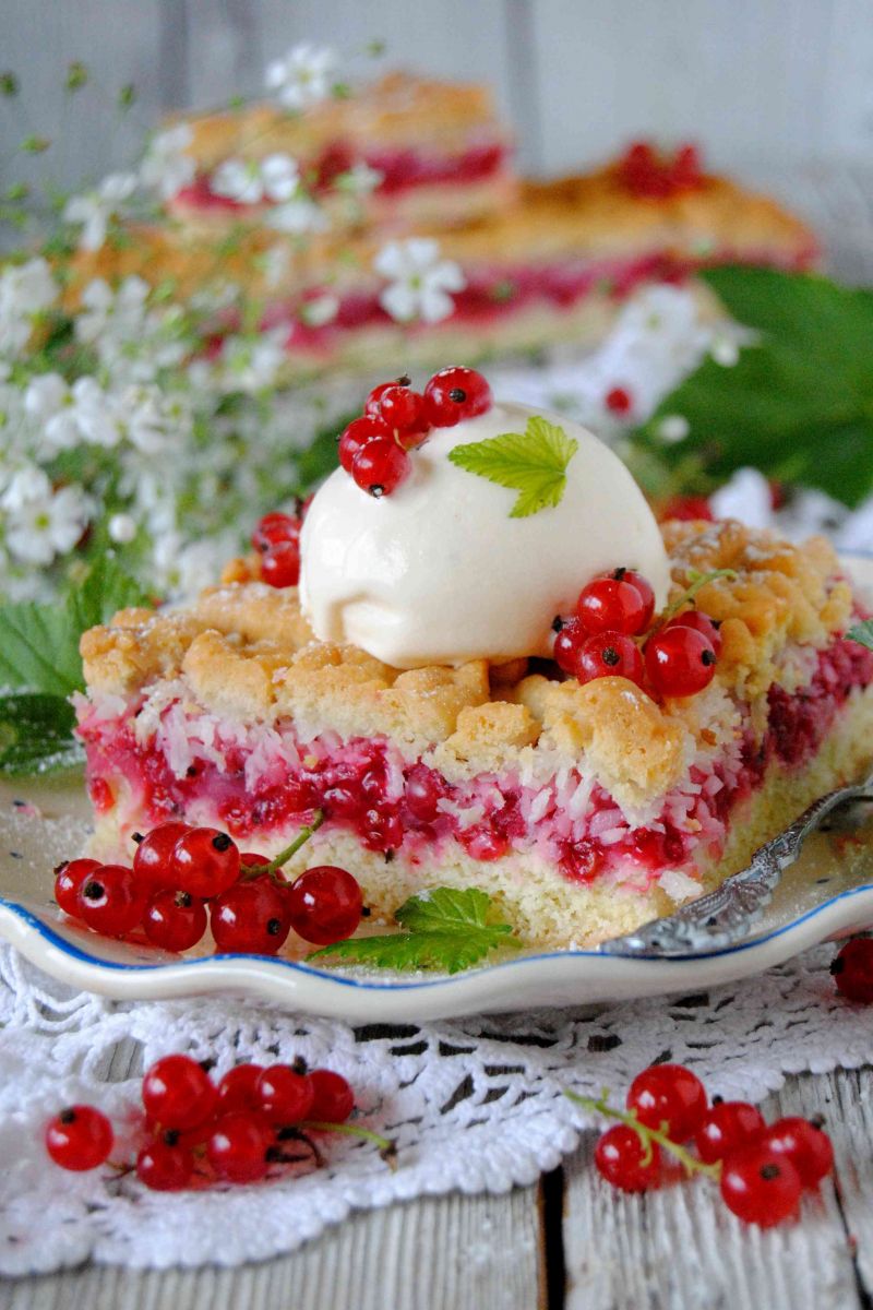 Kokosowe ciasto z porzeczkami i lodami