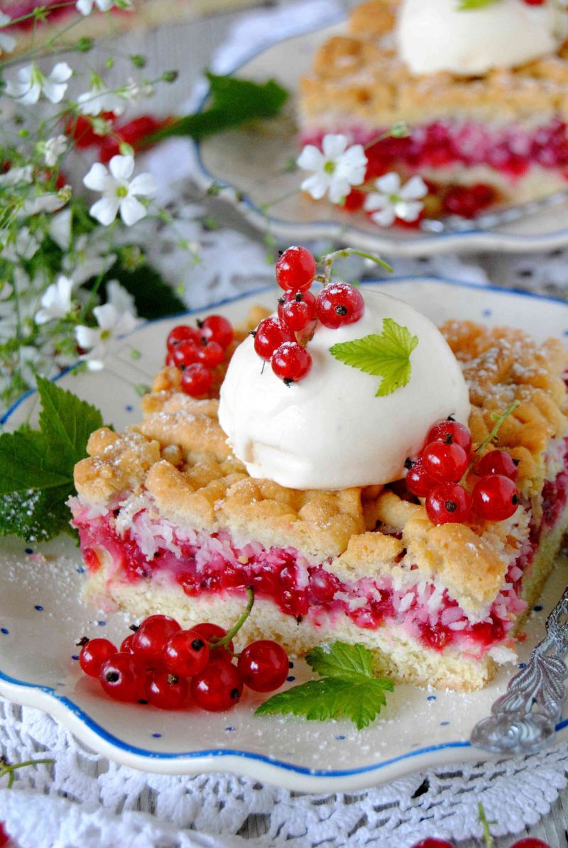 Kokosowe ciasto z porzeczkami i lodami