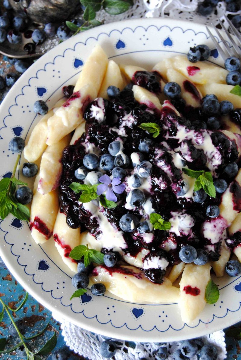 Kokosowe kopytka z borówkowym sosem Kokosowe kopytka z borówkowym sosem