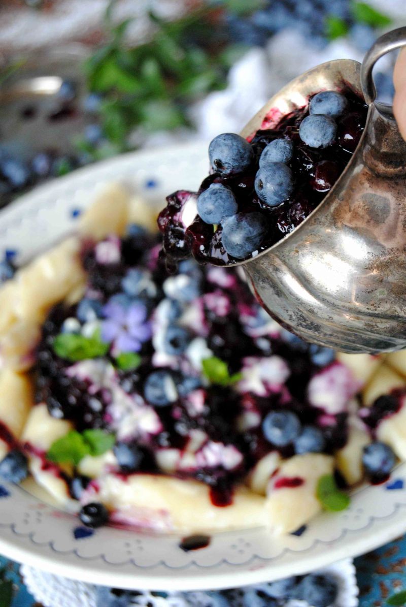 Kokosowe kopytka z borówkowym sosem Kokosowe kopytka z borówkowym sosem