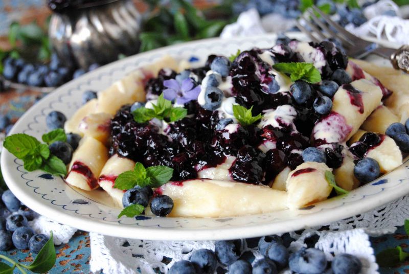 Kokosowe kopytka z borówkowym sosem Kokosowe kopytka z borówkowym sosem