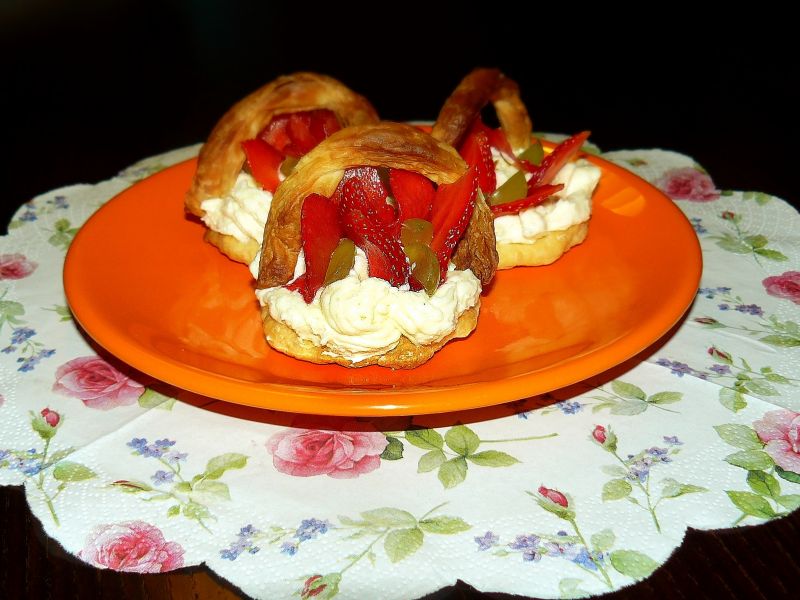 Kokosowe koszyczki z truskawkami