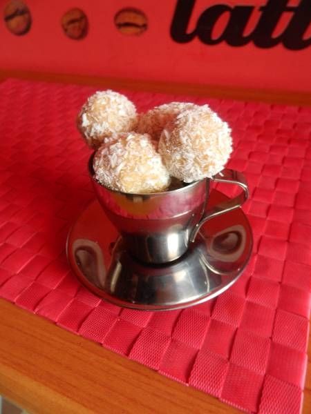 Kokosowe kuleczki na herbatnikach z migdałem Kokosowe kuleczki na herbatnikach z migdałem