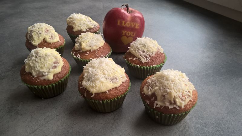 Kokosowe muffinki z polewą z białej czekolady