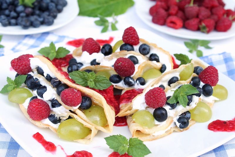 Kokosowe naleśniki z frużeliną malinową 