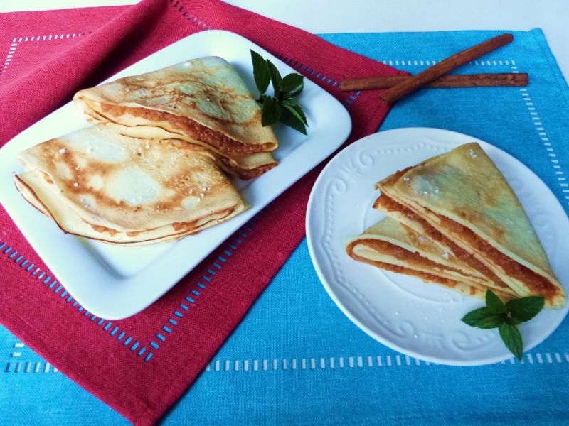 Kokosowe naleśniki z gruszkami i cynamonem Kokosowe naleśniki z gruszkami i cynamonem